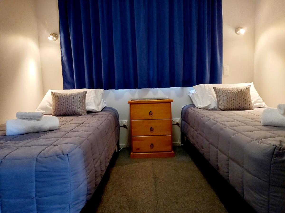 אשברטון Academy Lodge Motel מראה חיצוני תמונה
