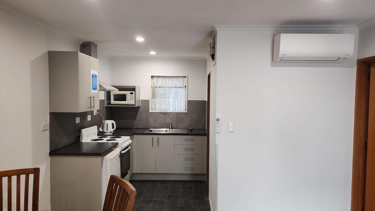 אשברטון Academy Lodge Motel מראה חיצוני תמונה