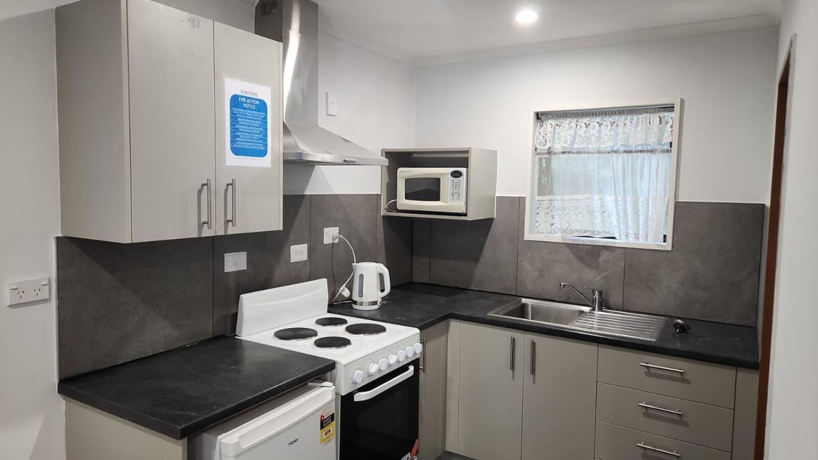 אשברטון Academy Lodge Motel מראה חיצוני תמונה