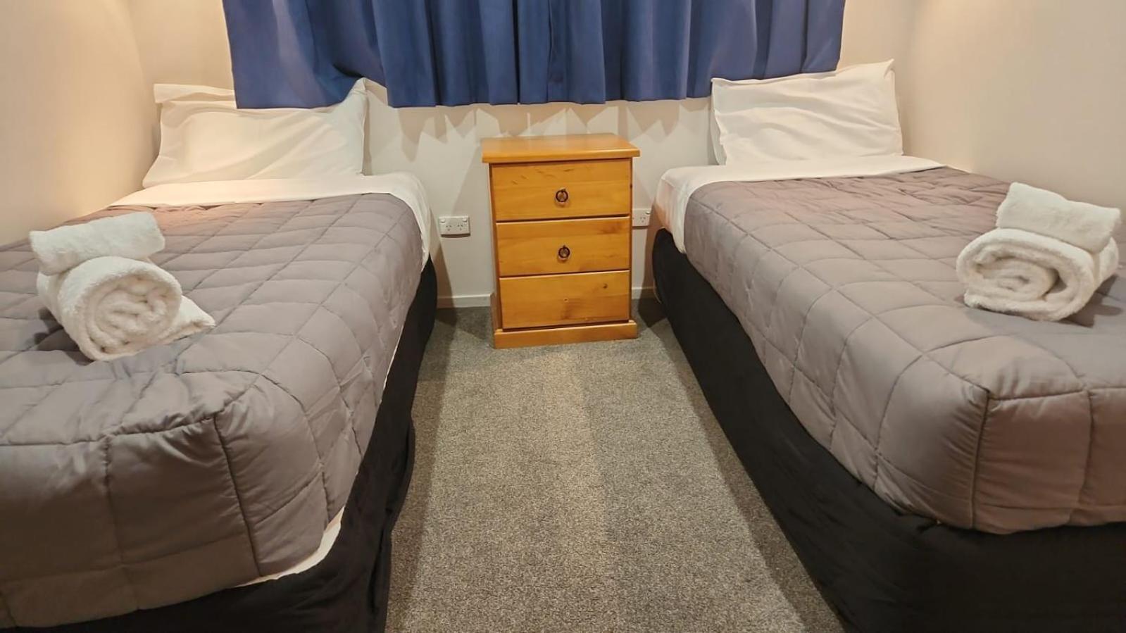אשברטון Academy Lodge Motel מראה חיצוני תמונה